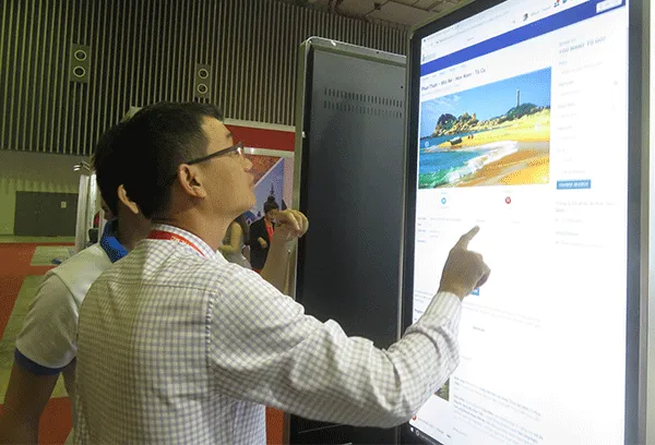 Du khách trải nghiệm với những ứng dụng online trong hoạt động du lịch tại ITE HCMC 2019