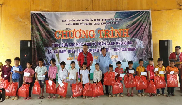 Đoàn hành trình về nguồn chiến khu Việt Bắc trao tặng quà cho 100 học sinh khó khăn vùng biên giới