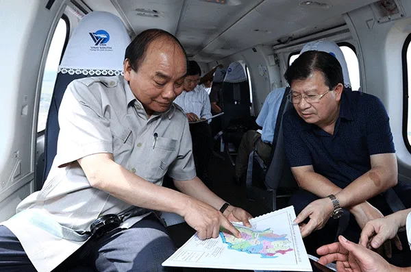 Thủ tướng Chính phủ Nguyễn Xuân Phúc và Phó Thủ tướng Trịnh Đình Dũng trong một chuyến đi thị sát đồng bằng sông Cửu Long.