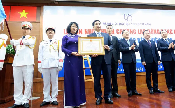Phó Chủ tịch nước Đặng Thị Ngọc Thịnh trao Huân chương lao động Hạng Nhất  cho bệnh viện.