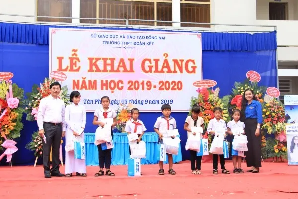 Các em học sinh sinh của huyện Tân Phú, tỉnh Đồng Nai nhận quà. 