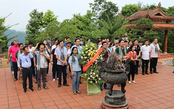 Đoàn dâng hoa, dâng hương tại Đền tưởng niệm Chủ tịch Hồ Chí Minh 