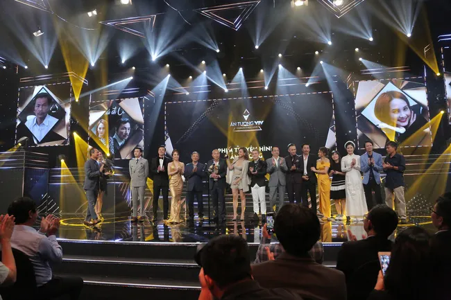 Ekip Về Nhà Đi Con nhận giải thưởng Phim truyền hình ấn tượng nhất tại VTV Awards 2019. Ảnh: VTV 