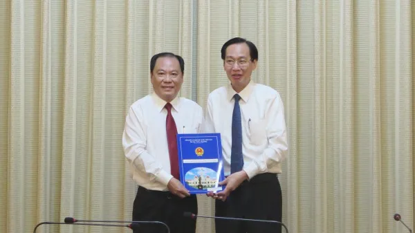 Ông Lê Thanh Liêm - Phó Chủ tịch thường trực Ủy ban nhân dân Thành phố trao quyết định của Ủy ban về việc điều động và bổ nhiệm ông Nguyễn Hoài Nam. 