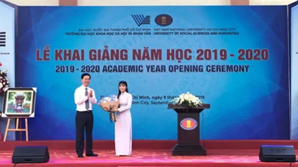Ông Võ Văn Thưởng tặng hoa chúc mừng Tân sinh viên - Thủ khoa Huỳnh Thị Chúc Yên