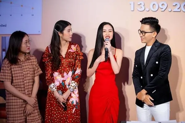 Jun Vũ lại có dịp thể hiện khả năng nói tiếng Thái khi cầm mic đảm nhận luôn vai trò phiên dịch cho Esther.