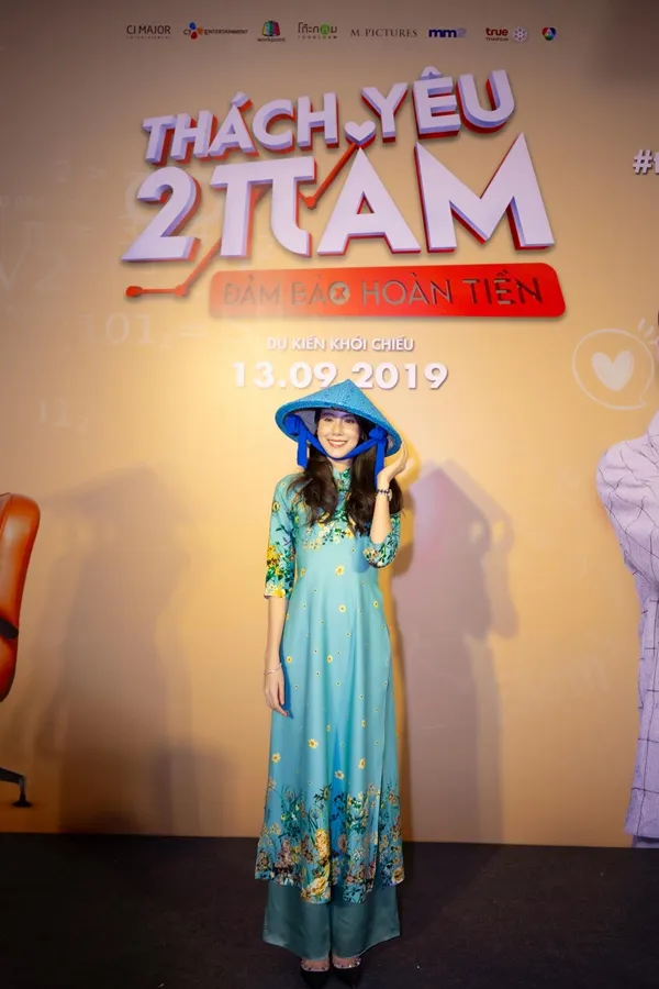 Esther Supreeleela mặc áo dài, đội nón lá chụp hình cùng fan trong buổi công chiếu Thách Yêu 2 Năm