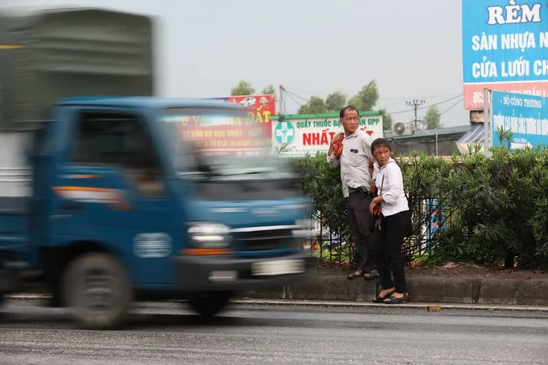 Người dân đi ngang "phố" bằng lối đi tự mở qua dải phân cách.