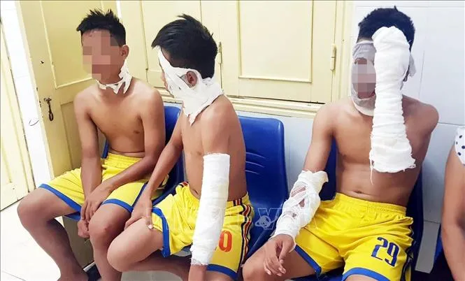 Các cầu thủ đang được điều trị tại Bệnh viện Sản Nhi Nghệ An. Ảnh: TTXVN