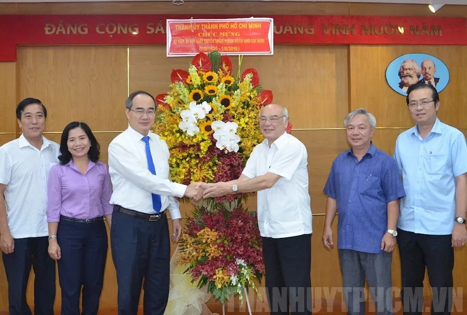 Bí thư Thành ủy TPHCM Nguyễn Thiện Nhân tặng hoa chúc mừng Ban Tuyên giáo Thành ủy TPHCM