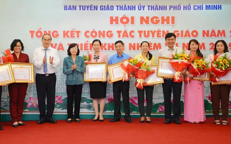 Bí thư Thành ủy TPHCM Nguyễn Thiện Nhân và nguyên Phó Bí thư Thành ủy Phạm Phương Thảo trao Bằng khen cho các đơn vị.