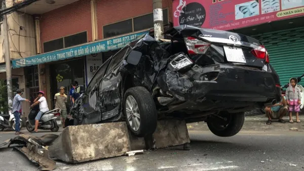 Tin tức tai nạn giao thông hôm nay 21/9/2019: Xế hộp bị xe container tông, 2 vợ chồng thoát nạn