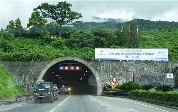 Cửa Hầm Hải Vân hướng từ thành phố Đà Nẵng đi Huế