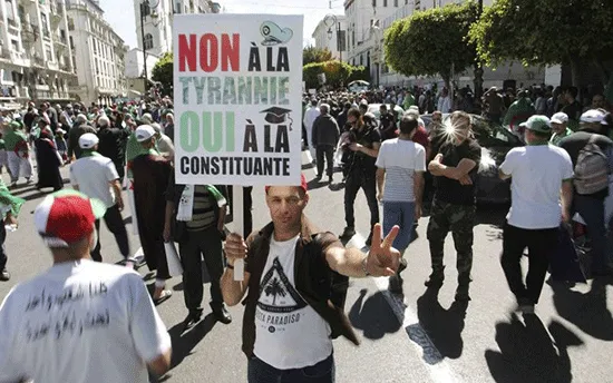 Người biểu tình Algeria trong một cuộc biểu tình chống chính phủ ở trung tâm thủ đô Algiers, Algeria