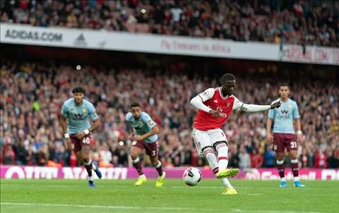 Nicolas Pepe có bàn thắng đầu tiên cho Arsenal