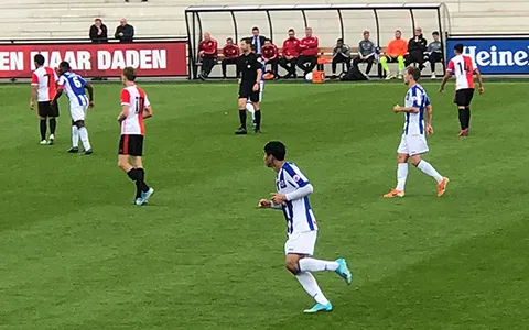 Văn Hậu thi đấu tròn vai trong trận đấu của đội trẻ Heerenveen. 