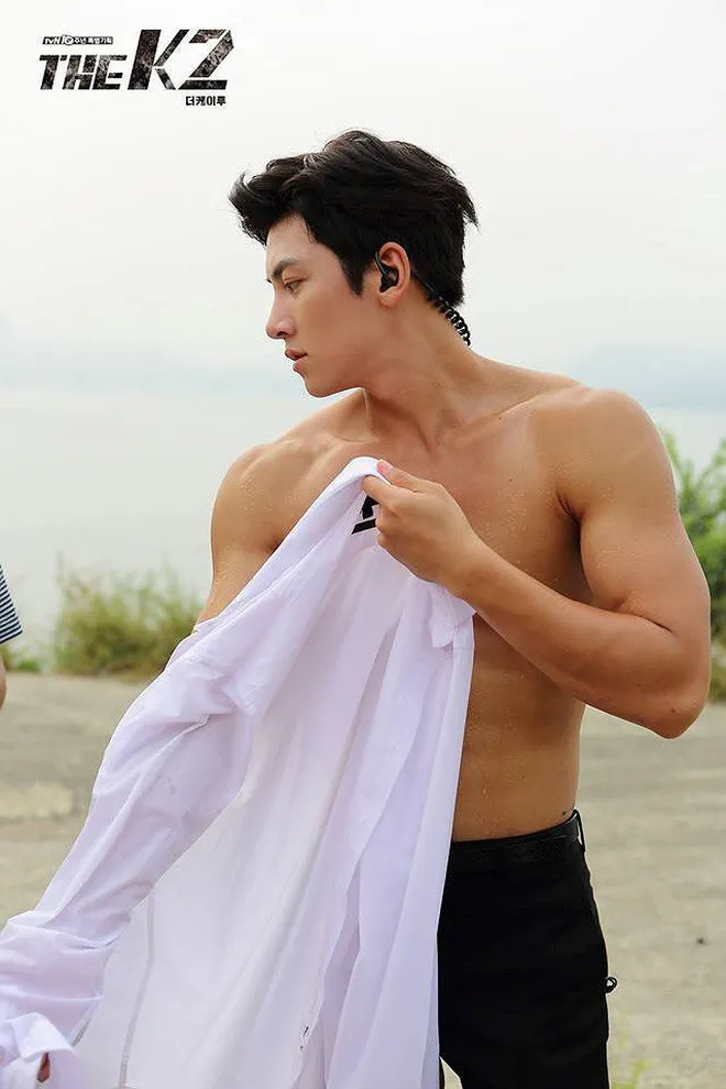 voh-ji-chang-wook-phong-do-ben-moto-voh.com.vn-anh11