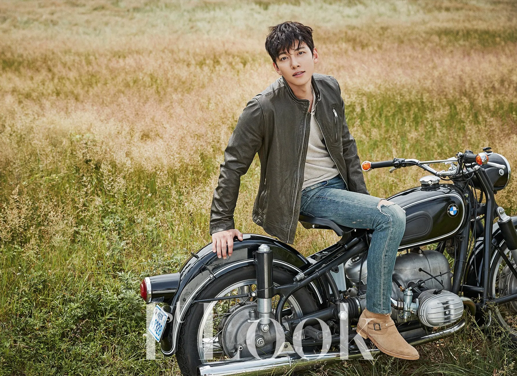 voh-ji-chang-wook-phong-do-ben-moto-voh.com.vn-anh4