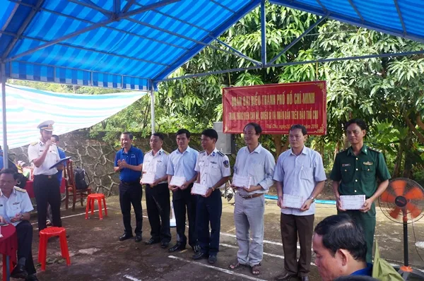 Ông Huỳnh Thanh Nhân - Giám đốc Sở Văn hóa Thể thao TPHCM - đại diện đoàn đại biểu thành phố tặng quà cho người nghèo và các đơn vị chức năng đóng quân trên đảo