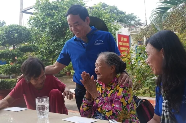 Đồng chí Trần Lưu Quang, Phó Bí thư thường trực TPHCM thăm hỏi động viên người dân trên đảo. 