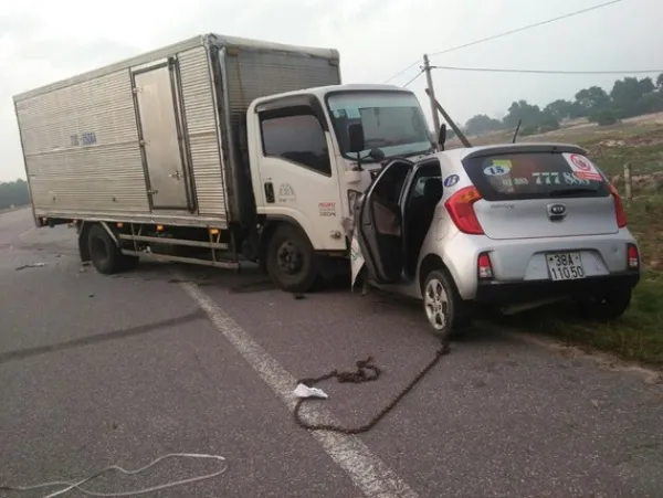 Tin tai nạn giao thông ngày 27/9: Xe tải tông loạt xe máy trên cầu vượt Cây Gõ, 4 người bị thương