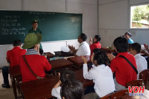 Binh nhất Lê Hon Đa là thầy giáo của lớp học tình thương duy nhất trên đảo Hòn Chuối