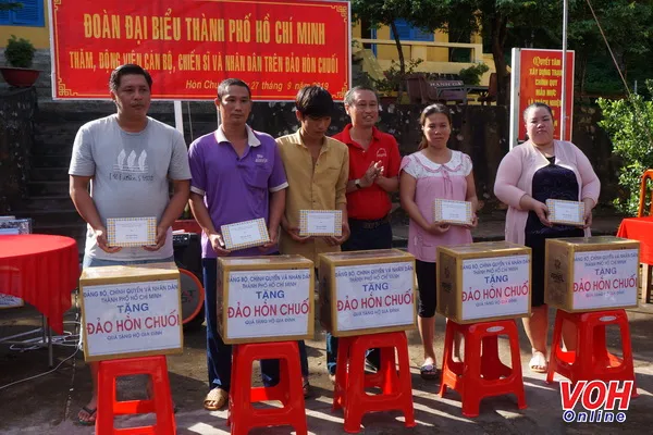 Ông Huỳnh Thanh Nhân, Giám đốc Sở Văn hóa Thể thao TP đại diện đoàn trao quà cho các hộ nghèo trên đào Hòn Chuối