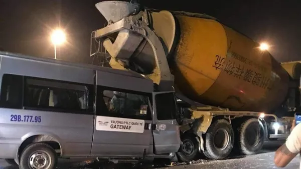Tin tức tai nạn giao thông hôm nay 27/9/2019: Xe ôtô trường Gateway tông xe bồn, tài xế nguy kịch