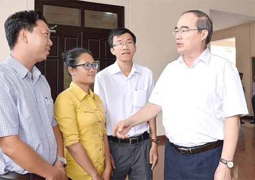 Bí thư Thành ủy TPHCM Nguyễn Thiện Nhân trao đổi cùng cán bộ trẻ trong buổi gặp gỡ cán bộ nguồn quy hoạch