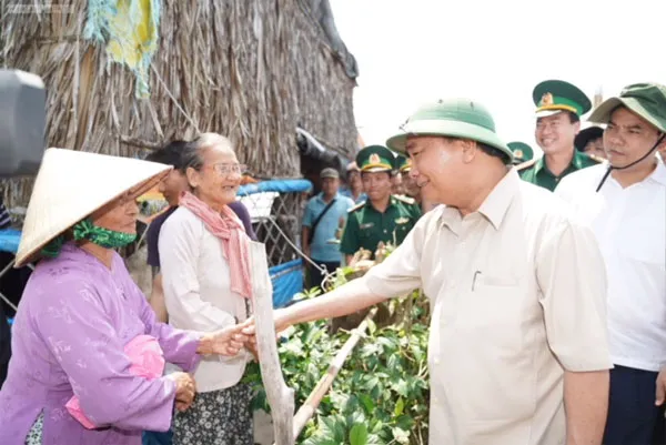 Thủ tướng thăm hỏi bà con xã Tân Thành, huyện Gò Công Đông, tỉnh Tiền Giang