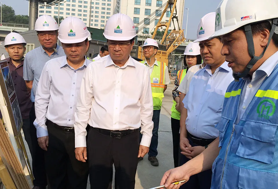 Phó Thủ tướng Trịnh Đình Dũng kiểm tra một số dự án giao thông trọng điểm của Thủ đô.