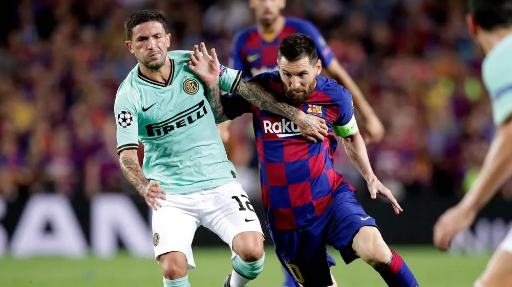 Messi tranh cướp bóng với cầu thủ Inter
