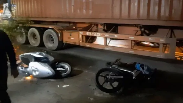 Tin tức tai nạn giao thông hôm nay 4/10/2019: Xe máy va chạm container, khiến 2 cháu bé thương vong