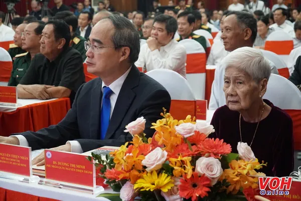 Bí thư Thành ủy Nguyễn Thiện Nhân và Mẹ (bà Dương Thị Minh) tại lễ kỷ niệm.