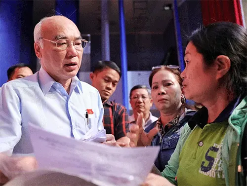 Ông Phan Nguyễn Như Khuê (trái) nhận đơn khiếu nại của cử tri sau buổi làm việc