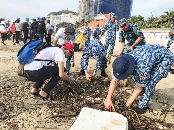 Tuổi trẻ Bộ Tư lệnh Vùng Cảnh sát biển 3 tham gia làm sạch bãi biển Vũng Tàu