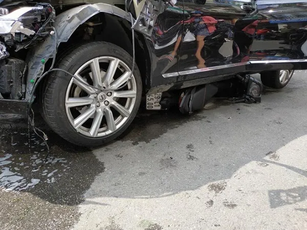 Tin tức tai nạn giao thông hôm nay 10/10/2019: Xế hộp lao từ hầm xe ra 'nuốt' xe máy vào gầm 