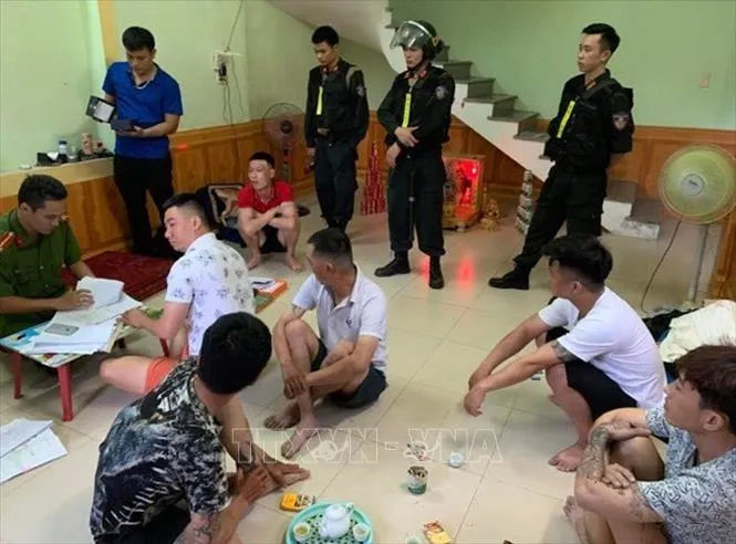 Lực lượng công an Quảng Bình khám xét một tụ điểm cho vay lãi nặng tại thành phố Đồng Hới, tỉnh Quảng Bình.