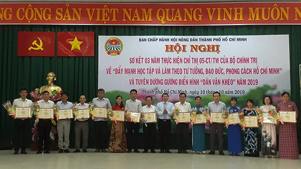 tặng bằng khen cho các tập thể thực hiện tốt việc học tập và làm theo tư tưởng, đạo đức, phong cách Hồ Chí Minh giai đoạn 2016-2019