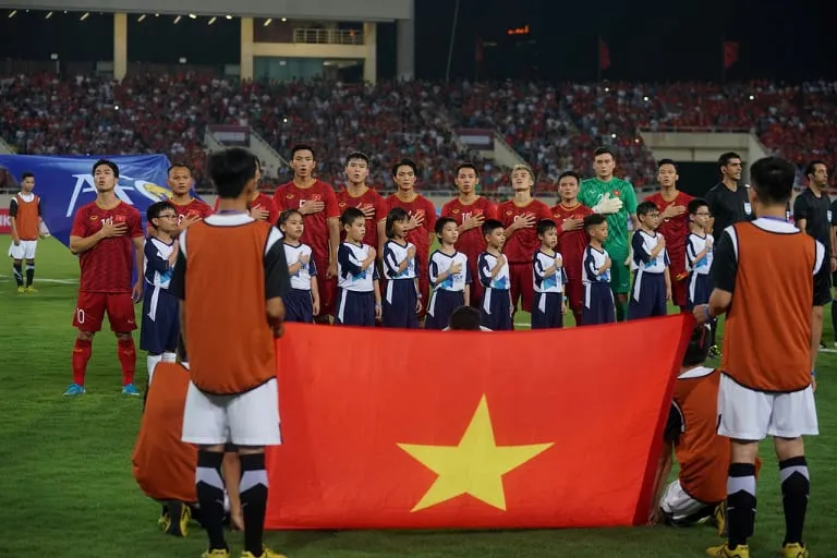 Tuyển Việt Nam ra sân với trang phục màu đỏ