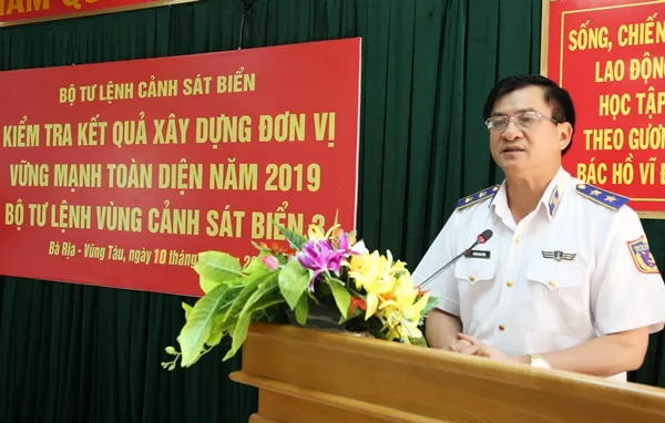 Trung tương Hoàng Văn Đồng Chính ủy CSb phát biểu tại hội nghị. 