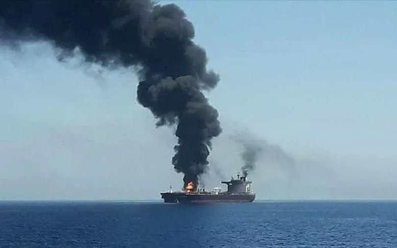 Tàu chở dầu của Iran bị trúng rocket.