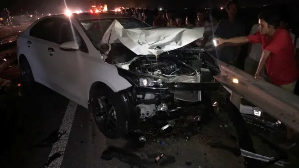 Tin tức tai nạn giao thông hôm nay 17/10/2019: Xe ôtô tông xe máy, gia đình 3 người thiệt mạng
