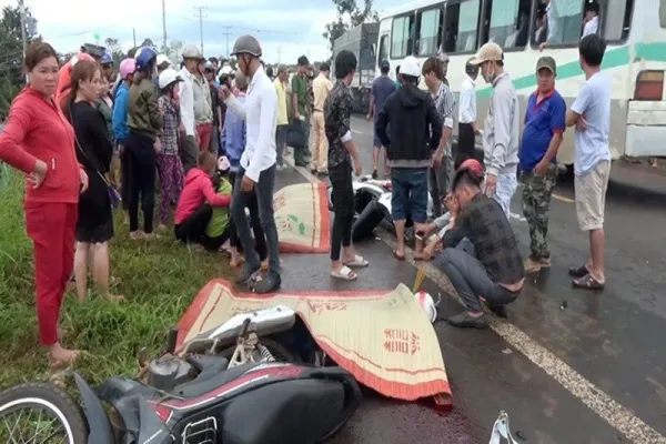 Tin tức tai nạn giao thông hôm nay 18/10/2019: Ôtô mất lái, đâm thẳng vào nhà dân tại TPHCM 