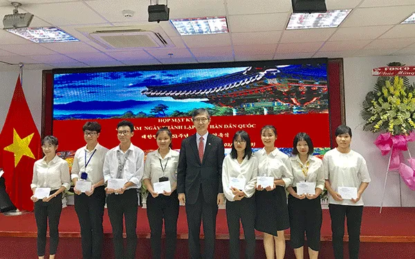 Ông  Lim Jae Hoon, Tổng lãnh sự Hàn Quốc tại TP.HCM trao học bổng cho sinh viên 