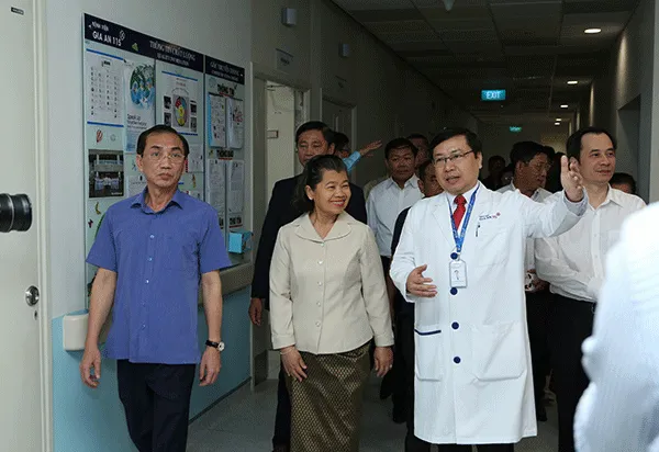 TS.BS Trương Vĩnh Long - Giám đốc Bệnh viện  Gia An 115 và Bà Men Sam An, Phó Thủ tướng Chính phủ Hoàng Gia Campuchia  tham quan bệnh viện 