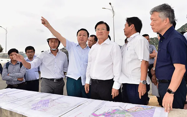 Phó Thủ tướng Trịnh Đình Dũng và đoàn công tác thi sát khu quy hoạch dự án điện khí LNG Cà Ná với quy mô 6.000 MW. Ảnh: VGP
