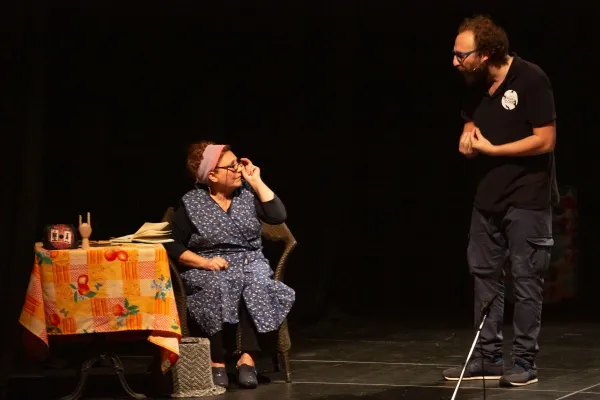 Nghệ sĩ bậc thầy Luca Vullo cùng người mẹ của mình, bà Angela Gabriele sẽ mang đến phần trình diễn về những kỹ năng phi thường của người Ý trong việc giao tiếp bằng ngôn ngữ hình thể