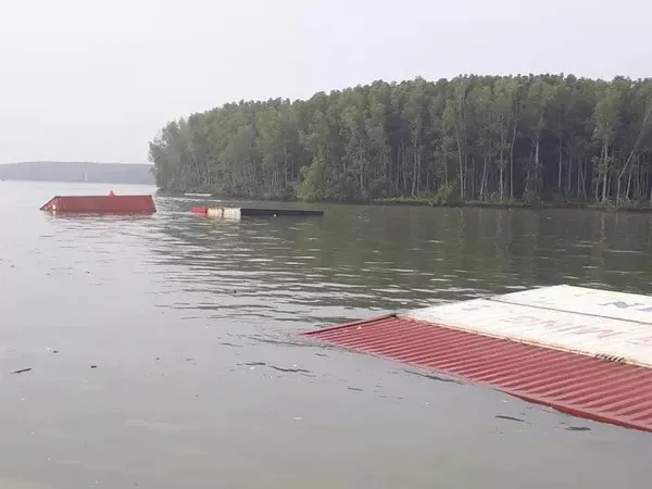 Chìm tàu chở hàng trăm container