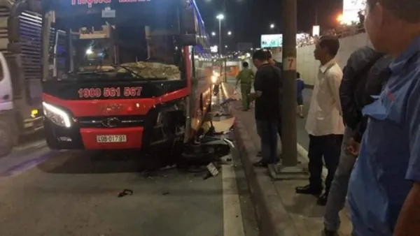 Tin tức tai nạn giao thông ngày 19/10/2019: Xe máy đối đầu xe khách trong hầm chui, 2 người tử vong